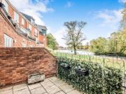 2 Bedrooms Maisonette for rent in Sovereigns Quay,...