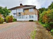 2 Bedrooms Maisonette for sale in Northcroft, Farnham...