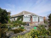 2 Bedrooms Semi detached bungalow for sale in Theobalds...