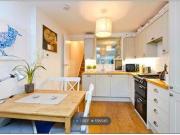 2 Bedrooms Semi detached house for rent in Beauchamp...