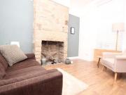 2 Bedrooms Terraced house for rent in Green Street East,...