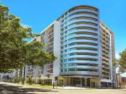 2 beds plus study in heart of mascot w/2car space