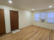 2 Br, 1 bath, Condo 2725 W Balmoral Ave