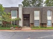 2 Br, 2 bath, Townhouse/Brownstone/RowHouse 4442 E 68th St