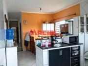 2 casas independentes, ótima localização