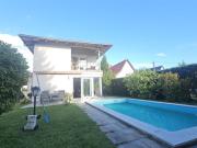 2 Einfamilienhäuser mit Garten, Carport und Pool in...