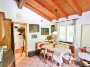 2 Familienhaus mit 4 1/2 Zi Wohnungen und grossem...