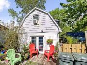 2 floors 2 Bdrm Coach House