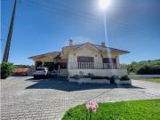 2 moradias, 4 anexos e 1 armazém