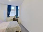 2 Portland Arms, 24 Portland Road. 2 bed ground floor...
