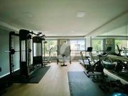 2 quartos, 2 vagas, varanda, vista mar e lazer completo