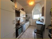 2 Raum DG Wohnung – Bad mit Fenster, Wanne und Dusche