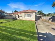 2 room house to let in 911 Geelong Road, Canadian