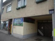 2 Wohnungen, Geschäftsfläche, 4 Dachbodenräume und 2 Garagen