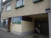 2 Wohnungen, Geschäftsfläche, 4 Dachbodenräume und 2 Garagen