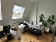 2 Zimmer Dachgeschosswohnung mit viel Licht – WG geeignet