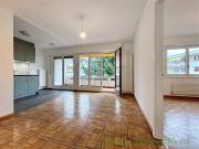 2 Zimmer Wohnung in einem Wohnhaus mit Außenpool