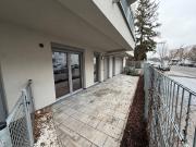 2 Zimmer Wohnung mit großer Terrasse und kleiner Grünfläche