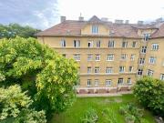 2 Zimmer Wohnung ZUM SANIEREN, BLICK ins GRÜNE!