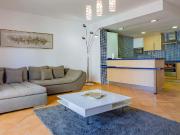 2BDR W/ AC & Pool 2min from beach