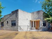 30 esquina 64 Casa de 2 dormitorios con cochera en VENTA