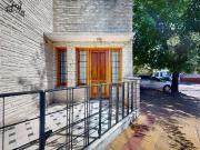 30 esquina 64 Casa de 2 dormitorios con cochera en VENTA