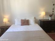 311845 Quarto com cama de casal em.