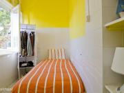 32098 Quarto com cama de solteiro em.