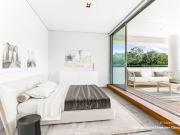 Expansive harbour side living
