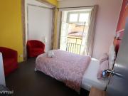 32727 Quarto de casal confortvel perto da.