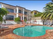 SPACIOUS, BRIGHT & FAMILY PERFECT HOME WITH HARBOUR VIEWS!