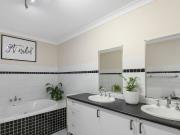 33 Salstone Street, Kangaroo Point QLD 4169 House For...