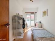 343244 Quarto com cama de solteiro, com varanda