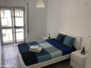 348615 Quarto com cama de casal, com varanda.