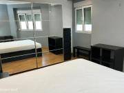 356608 Quarto com cama de casal perto da.