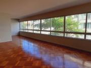 357 mÂ² Oportunidade. Amplo apartamento de frente com 2...