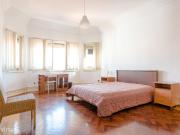 35906 Quarto com cama de casal em apartamento.