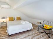 369052 Quarto com cama de casal, com casa de.