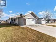 37 Chartwell Place Se, Medicine Hat, AB, T1B 0E2 house...