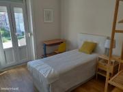 387483 Quarto com cama de solteiro, com casa.