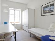 398 Quarto com cama de solteiro em.
