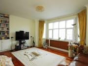 3 bed 1st Floor Flat to rent in London Kensington And...