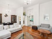 3 bed 1st Floor Flat to rent in London Kensington And...
