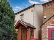 3 bed end of terrace house to rent in High Street,...