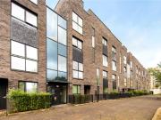3 bed Mid Terraced House to rent in London Newham, E15,...