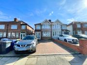 3 bed semi detached house to rent in daryngton drive,...