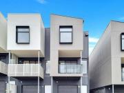 3 Bedroom 3 Bathroom Home Lakeside setting