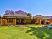 3 bedroom 3 bathrooms with 2 cottage.