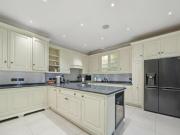 3 Bedroom Apartment For Sale In London