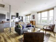 3 Bedroom Apartment London London 93529211